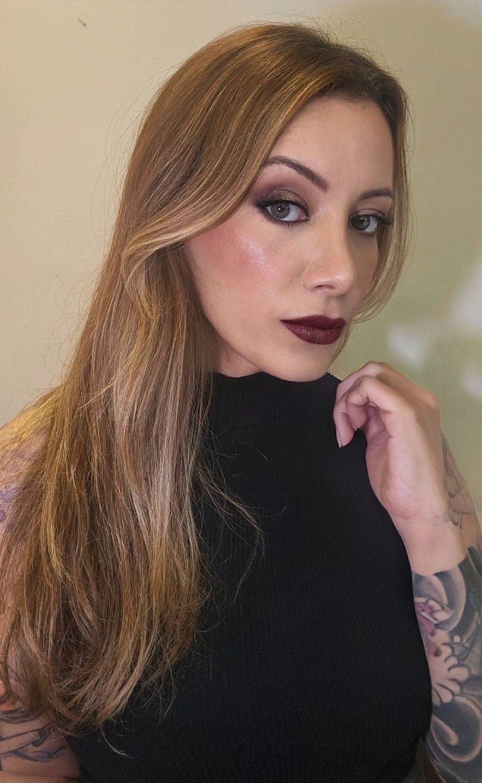 Retrato de Stella Montero com maquiagem de olhos esfumados e batom vinho